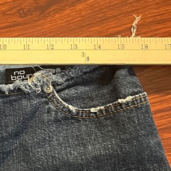 No boundaries distressed cut off denim shorts. Size 9. - Picture 4 of 8